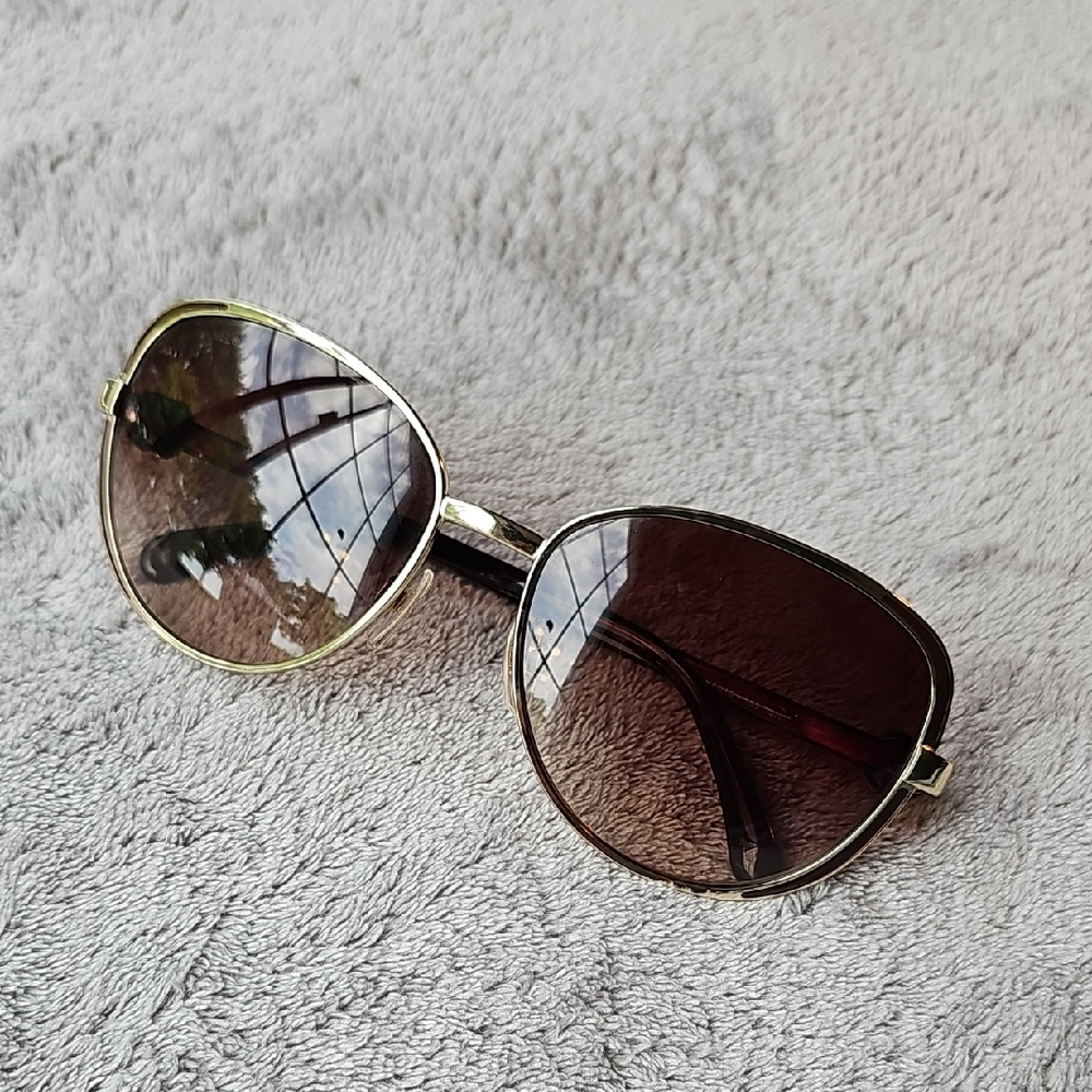 CHANEL Women's Sunglasses with Gold Frame and Brown Lenses - Picture 11 of 11